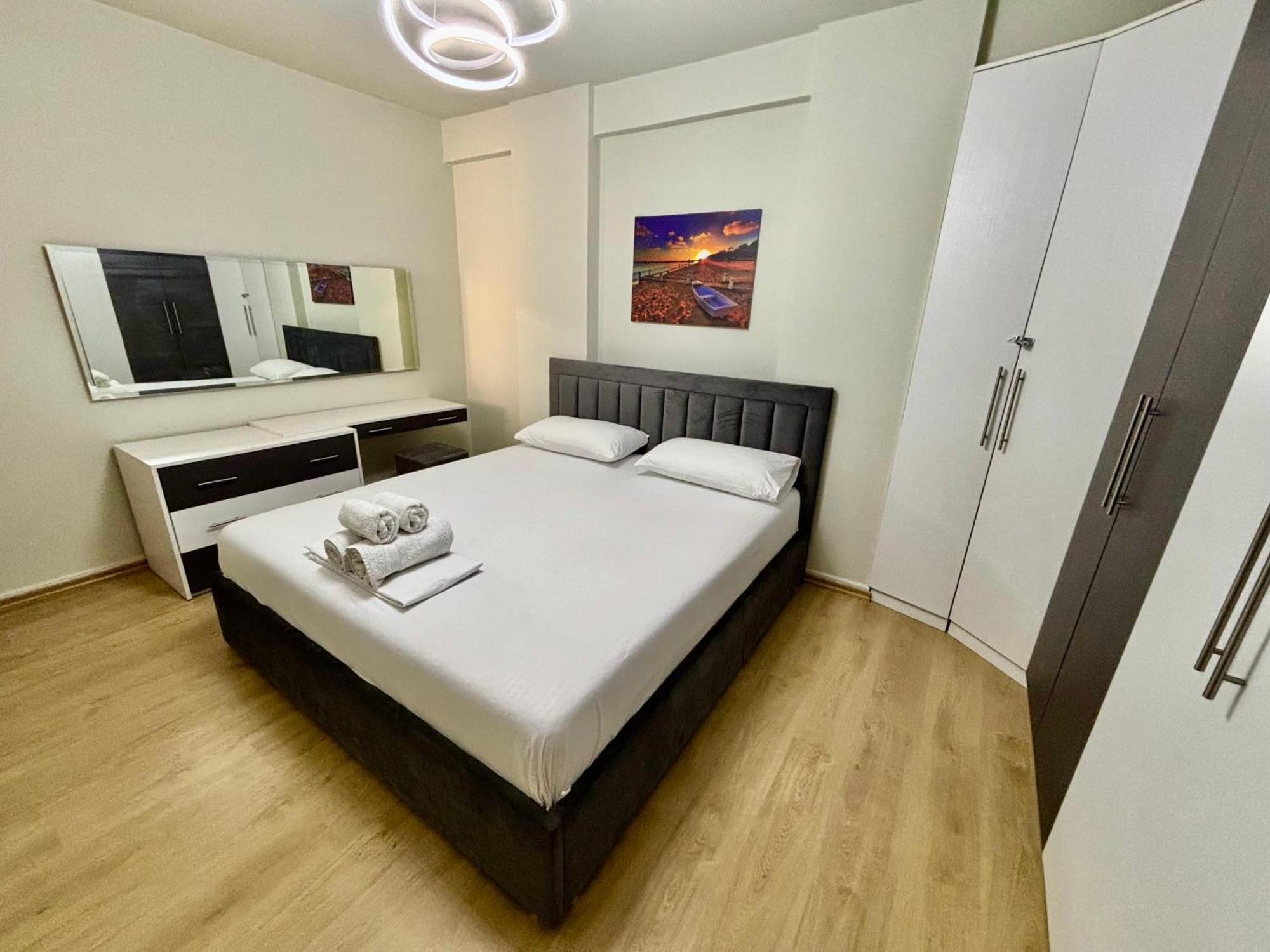 Edi'S Apartament Tirana Esterno foto